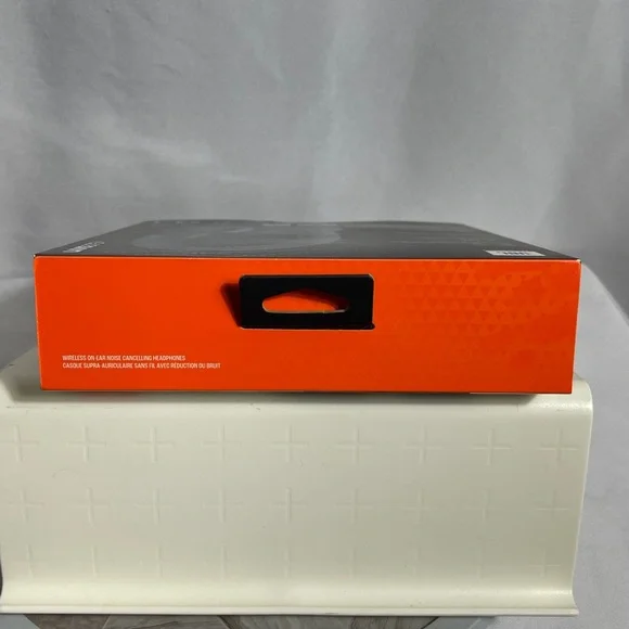 JBL LIVE 675NC Wireless Noise Cancelling Over-Ear Headphones New Sealed Box - Picture 7 of 9